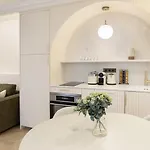 Pick A Flat's With Services In Opera Apartmán