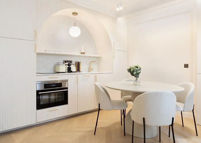 Pick A Flat's With Services In Opera