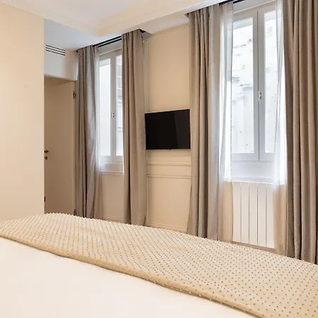 Pick A Flat's With Services In Opera Apartament *
